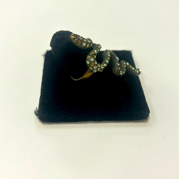 Vintage Joan Rivers faux peridot brass tone snake ring, size 8 - Picture 2 of 6